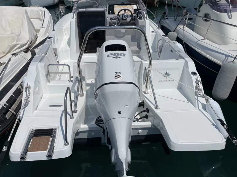 Alquiler de embarcaciones Jeanneau Cap Camarat 6.5 WA Serie 3 enAntibes en Samboat