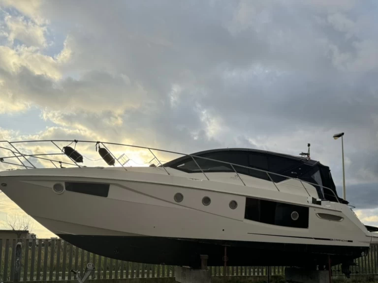 Alquiler Lancha Cranchi con o sin  título de navegación