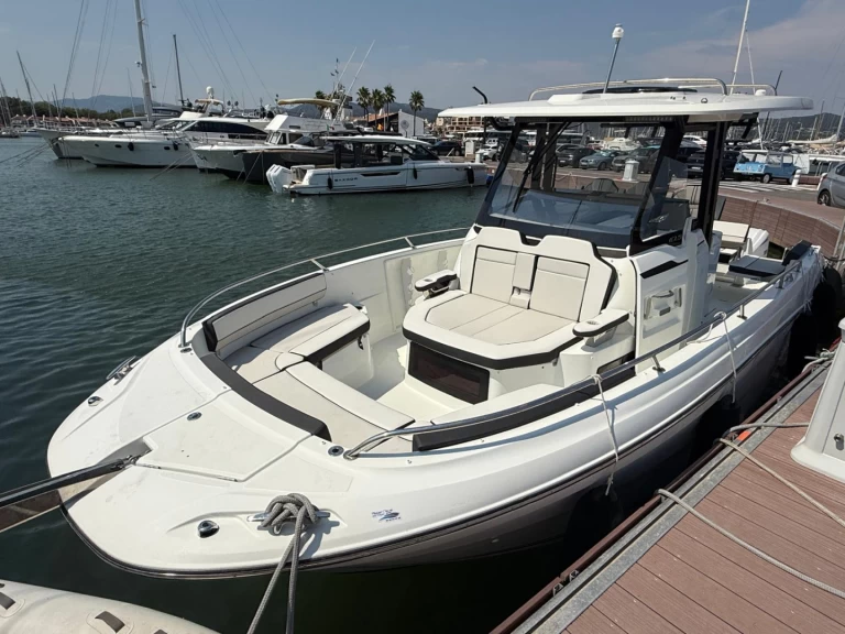 Alquiler de embarcaciones Jeanneau cap camarat 10.5 CC enCogolin en Samboat