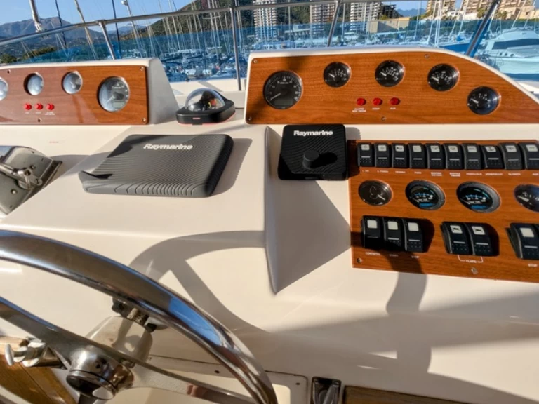 Alquiler de barcos Salerno barato de Hatteras 36 Convertible
