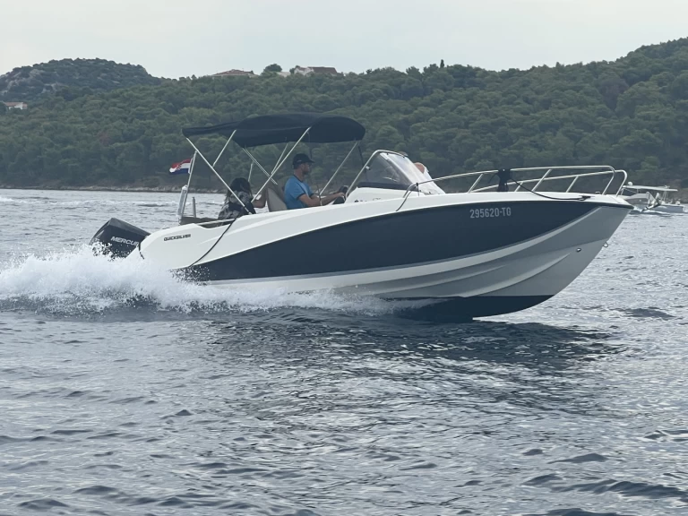 Alquiler de Quicksilver Activ 675 Open Sport en Split