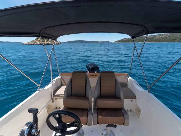 Alquiler de Quicksilver Activ 675 Open Sport en Split