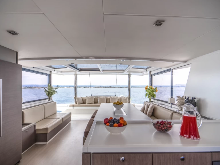 Catamarán para alquilar Marina d'Arechi al mejor precio