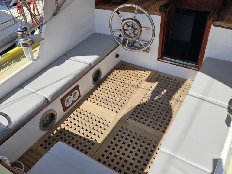 Alquiler de barcos Hvar barato de Besa