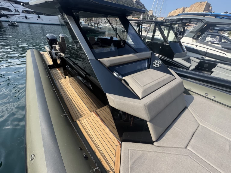 Alquiler de Neumática, con o sin patrón Sea Water Bonifacio Port