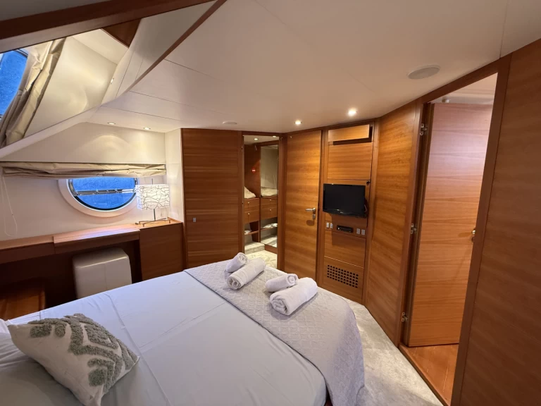 Alquiler de Yate de lujo, con o sin patrón Aicon Órmos Bay