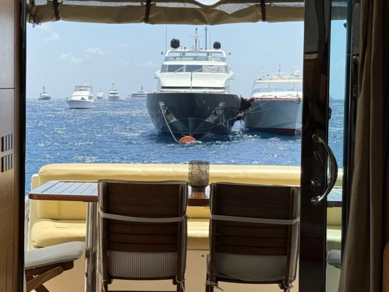 Yate de lujo para alquilar Órmos Bay al mejor precio