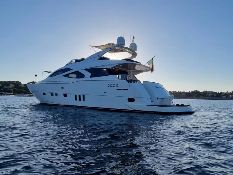 Evo Marine Deauville  Flybidge 76 de alquiler a Loano