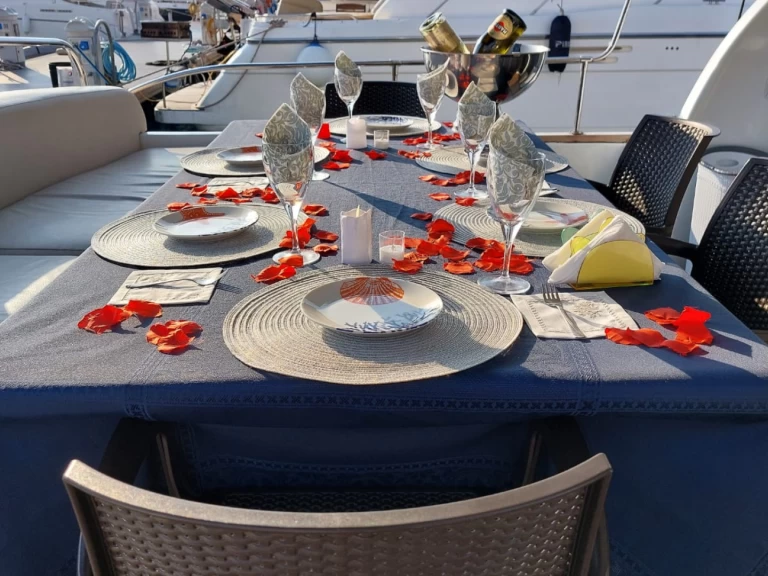 Alquiler de embarcaciones Princess Princess 20 M enAntalya (City) en Samboat