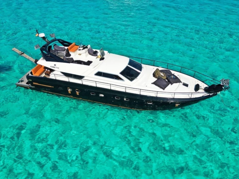 Alquiler de Ferretti Ferretti 630 Fly en Port Esportiu Marina d'Eivissa