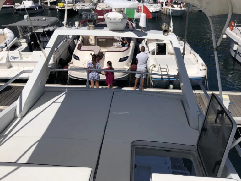 Alquiler de Comar Clanship 34 fly en Procida