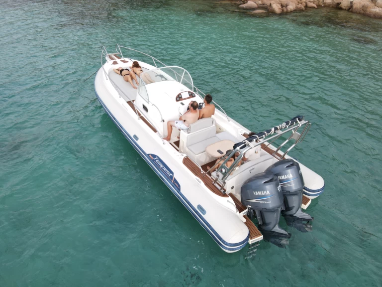Alquiler de Capelli Tempest 900 WA en Porto-Vecchio
