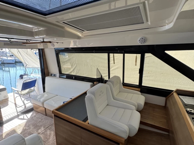 Sealine C48 de alquiler a Marina Delta Kallithea