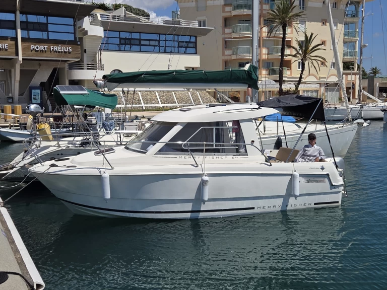Alquiler de embarcaciones Jeanneau Merry Fisher 645 enAntibes en Samboat
