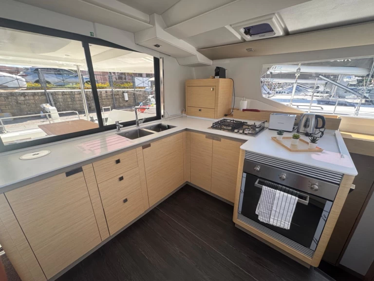 Alquiler de embarcaciones Fountaine Pajot Tanna 47 enFurnari en Samboat
