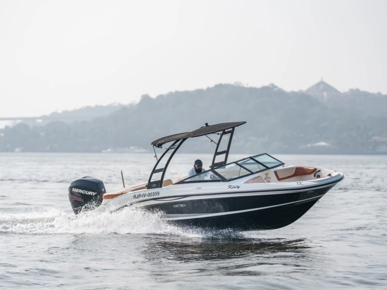 Alquiler de barcos Panaji barato de Sea Ray SPX 210