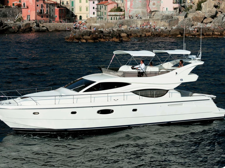 Alquiler de Barco de motor, con o sin patrón Ferretti Panaji