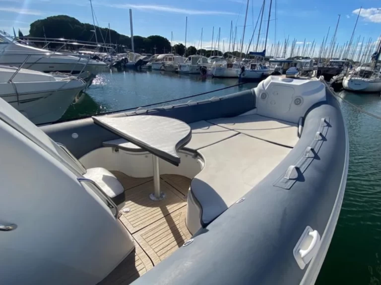 Alquiler Neumática Nuova Jolly con o sin  título de navegación