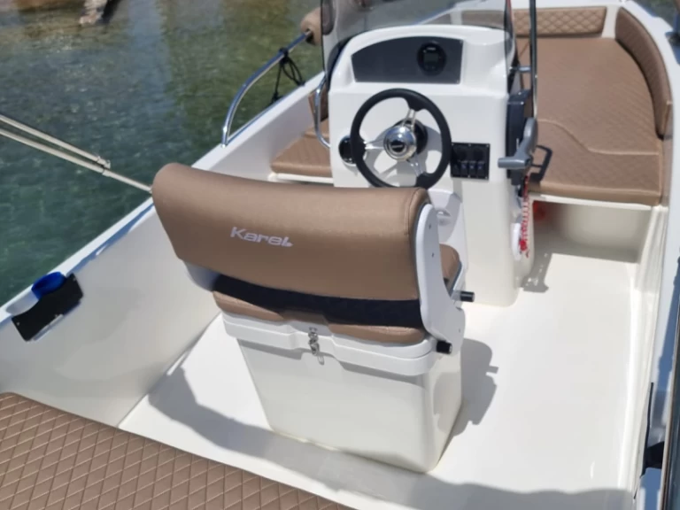 Karel F17 de alquiler a Agios Nikolaos