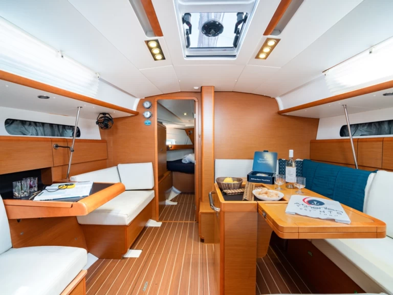 Alquiler de embarcaciones Jeanneau Sun Odyssey 409 enLávrio en Samboat