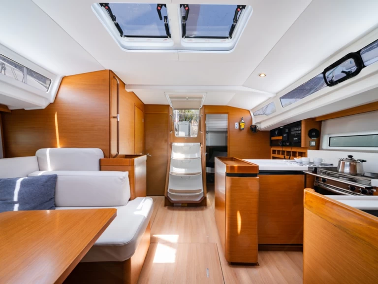 Velero para alquilar Lávrio al mejor precio