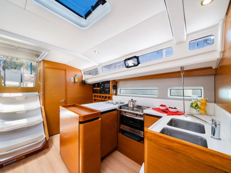 Jeanneau Sun Odyssey 440 de alquiler a Lávrio