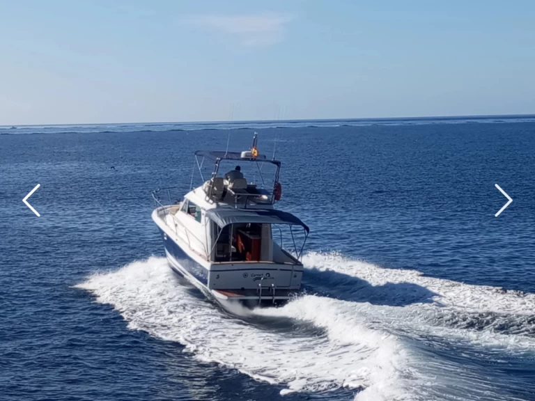 Alquiler de Bénéteau Antares 10.80 Fly en Roses