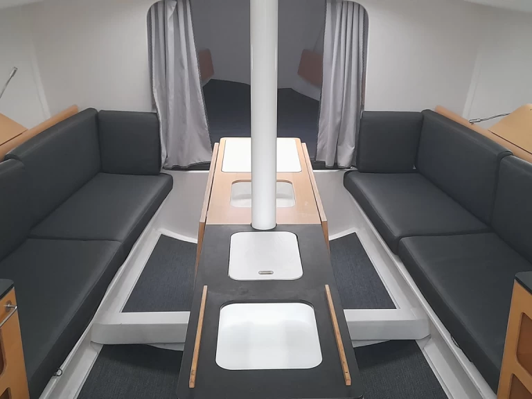 Alquiler Velero Pogo Structures con o sin  título de navegación