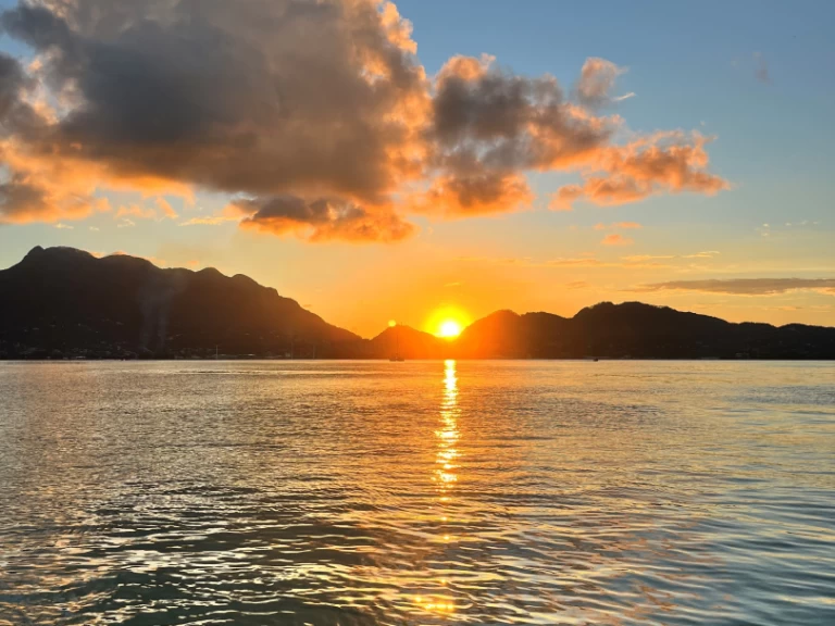 Alquiler de Wellcraft Scarab 302 Sport en Mahé