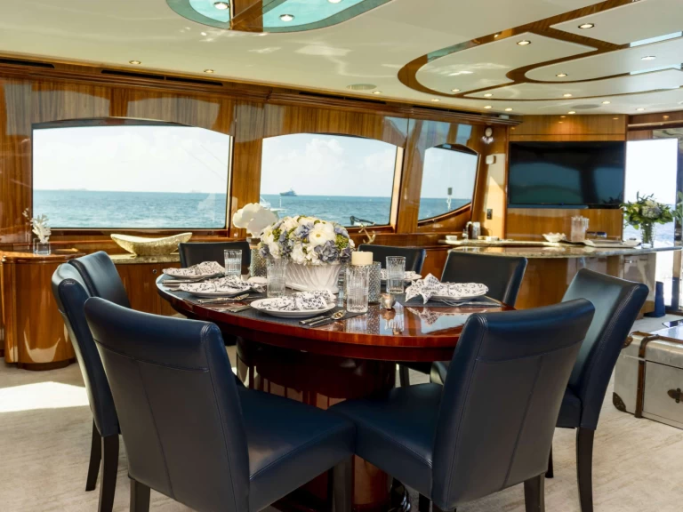 Hatteras Gail Force II de alquiler a Nassau