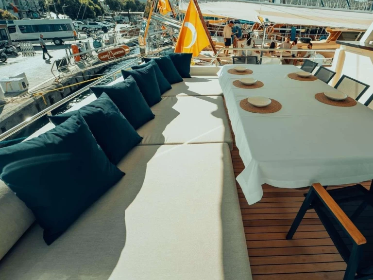 Alquiler Yate de lujo Custom con o sin  título de navegación