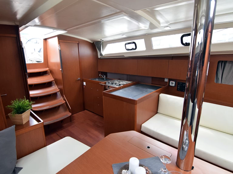 Alquiler de barcos Álimos barato de Oceanis 41.1