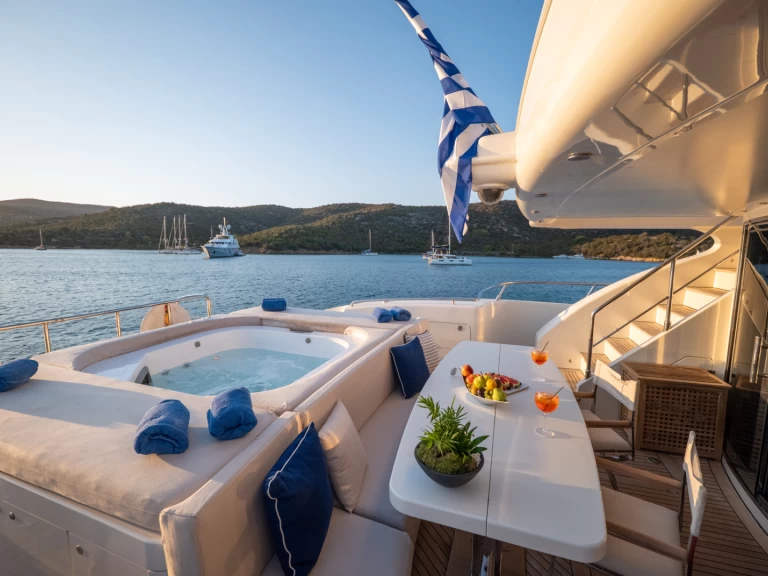 ISA, RODRIGUEZ GROUP ITALY 133 de alquiler a Flisvos Marina