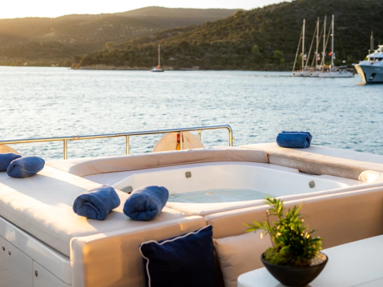 Alquiler Flisvos Marina - ISA, RODRIGUEZ GROUP ITALY 133 en SamBoat