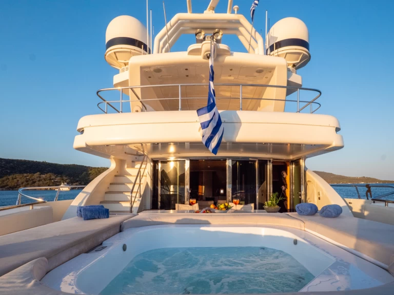 Alquiler de ISA, RODRIGUEZ GROUP ITALY 133 en Flisvos Marina