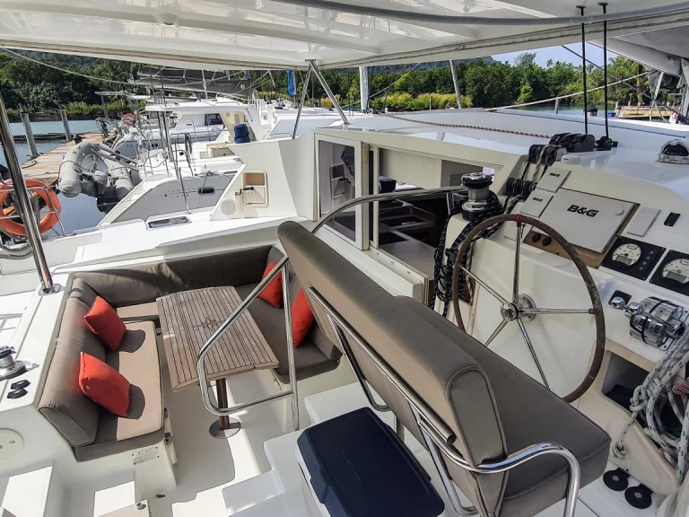 Alquiler Catamarán Lagoon con o sin  título de navegación