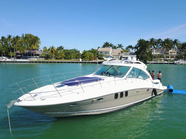 Alquiler de embarcaciones Sea Ray Sea Ray 480 Sundancer enMiami Beach en Samboat