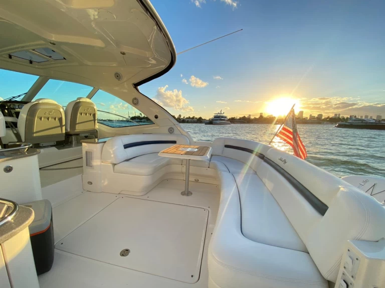 Alquiler de Sea Ray Sea Ray 480 Sundancer en Miami Beach