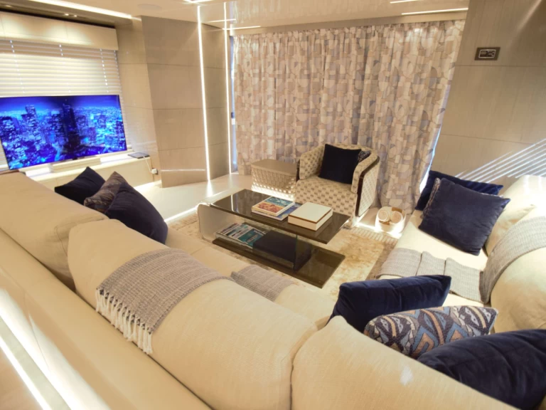 Alquiler Yate de lujo Custom con o sin  título de navegación