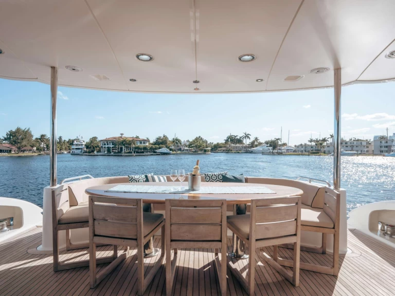 Alquiler Yate de lujo Lazzara con o sin  título de navegación