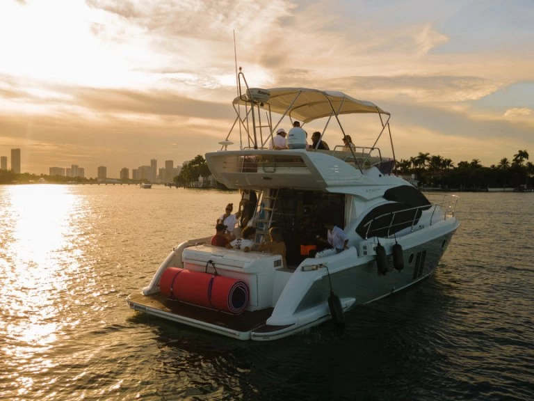 Alquiler de Azimut Azimut 42 Fly en Miami Beach