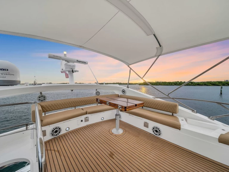Alquiler de embarcaciones Sunseeker 70  enMiami Beach en Samboat