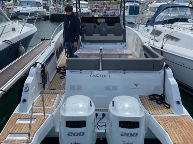 Alquiler de Jeanneau Cap Camarat 9.0 CC en Saint-Quay-Portrieux