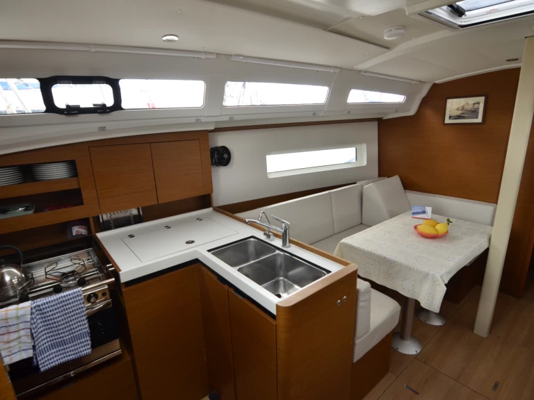 Alquiler de embarcaciones Jeanneau Sun Odyssey 380 enCannigione en Samboat