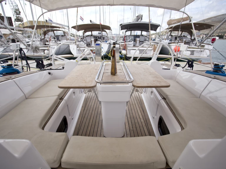 Alquiler de Velero, con o sin patrón Elan Trogir