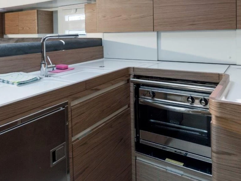 Alquiler de Elan Impression 50 en Seget Donji