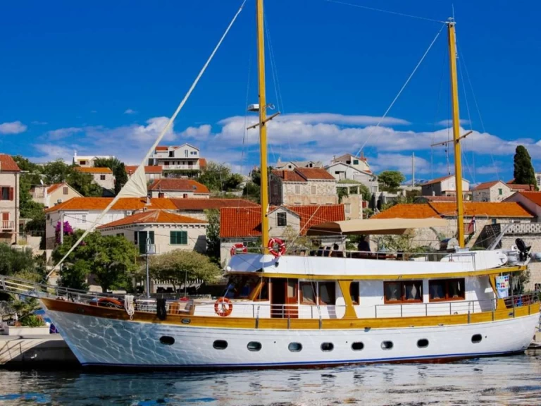 Alquiler Yate de lujo Custom con o sin  título de navegación