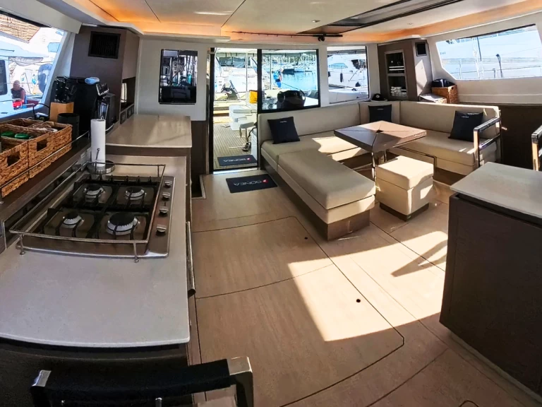 Alquiler de embarcaciones Leopard Catamarans / Robertson & Caine Leopard 50 - 5 + 1 cab enSukošan en Samboat