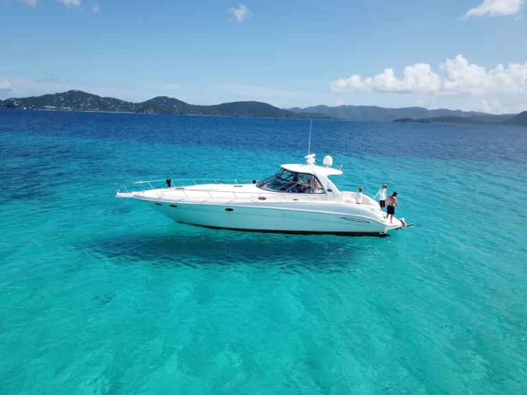 Alquiler de Sea Ray Sea Ray 525 Sundancer en Saint Thomas Harbor