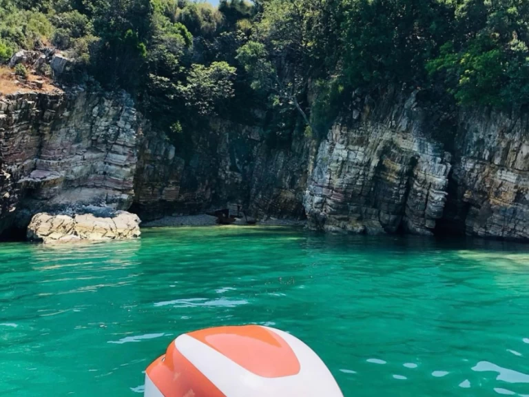 Lancha para alquilar Sarandë al mejor precio